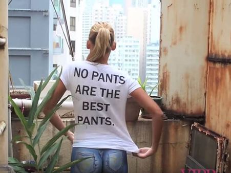 പാന്റ്സിടാതെ പൊതു നിരത്തില്‍ മോഡലിന്റെ നടത്തം... ആരും അറിഞ്ഞില്ല!!! വീഡിയോ കാണാം