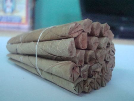 5 വയസ്സുകാരനെ നിര്‍ബന്ധിച്ച് ബീഡി വലിപ്പിച്ചു, വീഡിയോ സോഷ്യല്‍ മീഡിയയില്‍ വൈറല്‍!