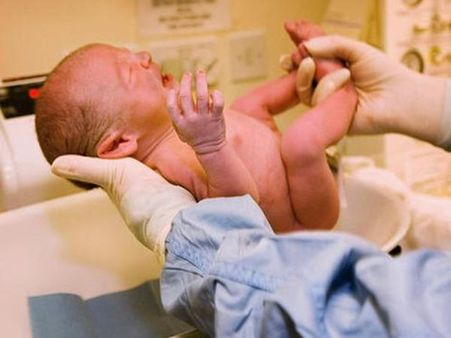 നാലുദിവസം പ്രായമായ കുഞ്ഞിനെ റോഡരികില്‍ ഉപേക്ഷിച്ചു