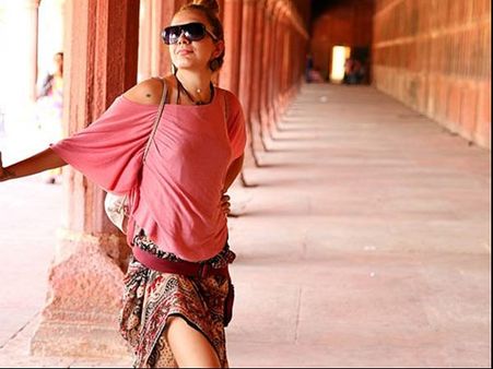 കുട്ടിയുടുപ്പിട്ട് വരുന്ന വിദേശികള്‍ക്ക് കാശി ക്ഷേത്രദര്‍ശനത്തിന് സാരിഫ്രീ!