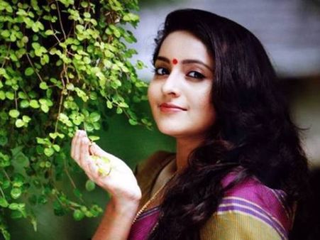 വാട്‌സ് ആപ്പില്‍ നടി ഭാമയുടെ ചിത്രം പ്രചരിയ്ക്കുന്നു... സത്യമെന്തെന്ന് ഭാമ തന്നെ പറയട്ടെ