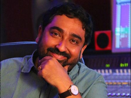 കരിപ്പൂര്‍ വിമാനത്താവളത്തില്‍ എം ജയചന്ദ്രനെ കസ്റ്റംസ് ഉദ്യോഗസ്ഥന്‍ അസഭ്യം പറഞ്ഞു