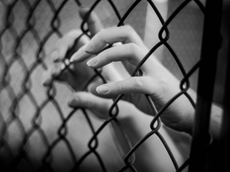 24 വര്‍ഷം യുവാവിനെ തടവില്‍ പാര്‍പ്പിച്ച ദമ്പതികള്‍ക്ക് 6 വര്‍ഷം തടവ്