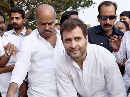 കോണ്‍ഗ്രസില്‍ പാദസേവ? രാഹുല്‍ ഗാന്ധിക്ക് ചെരിപ്പുമായി മുതിര്‍ന്ന നേതാവ്.. വീഡിയോ വൈറല്‍....