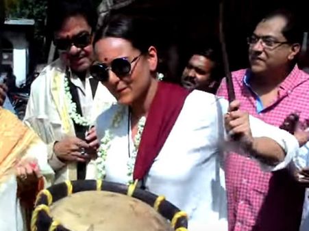 ഇത് നുമ്മ മലയാളീസിനെ പറ്റൂ...ചെണ്ടമേളം കണ്ട് കന്പംകയറി ഒടുവില്‍ സോനാക്ഷി സിന്‍ഹയും ചെണ്ടകൊട്ടി