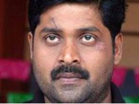 നടന്‍ വിജയകുമാറിനെ മര്‍ദ്ദിച്ചു, മൂന്നുപേരെ പോലീസ് അറസ്റ്റ് ചെയ്തു