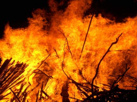 കൊല്ലത്ത് തീപിടിത്തം, ഒഴിവായത് വന്‍ദുരന്തം