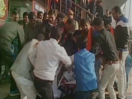 ദില്‍വാലെ പ്രദര്‍ശിപ്പിച്ച തിയറ്റര്‍ അടിച്ചു തകര്‍ത്തു, പ്രതിഷേധം ആളിക്കത്തുന്നു