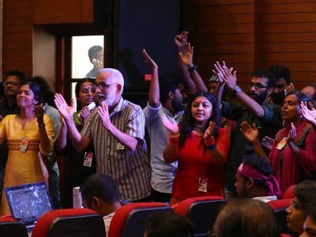 ഫാസിസത്തിനെതിരെ 'ആടിയും പാടിയും' കൊച്ചിയില്‍ മനുഷ്യസംഗമം