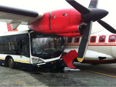 ഡ്രൈവര്‍ ഉറങ്ങി, ബസ് വിമാനത്തില്‍ ഇടിച്ച് നിന്നു