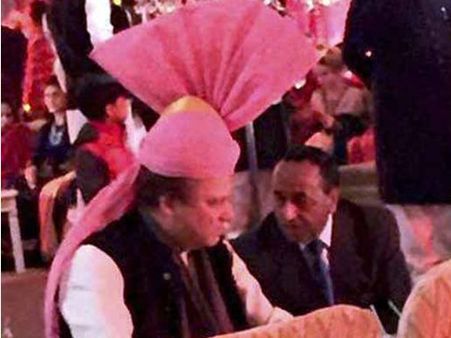 പേരക്കുട്ടിയുടെ വിവാഹത്തിന് ഷെരീഫ് ധരിച്ചത് ഇന്ത്യന്‍ തലപ്പാവ്; സമ്മാനിച്ചത് സാക്ഷാല്‍ മോദി