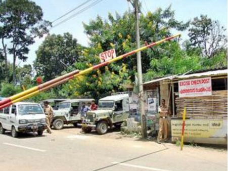 ചെക്ക്‌പോസ്റ്റുകളില്‍ മിന്നല്‍ പരിശോധന, വ്യാപക ക്രമക്കേടുകള്‍ കണ്ടെത്തി