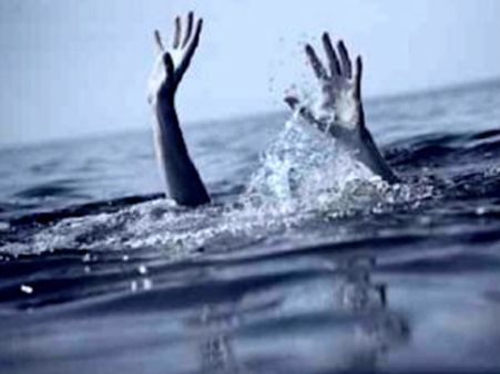സെല്‍ഫിയെടുക്കുന്നതിനിടെ കാല്‍ വഴുതി വിദ്യാര്‍ഥികള്‍ കടലില്‍ വീണു