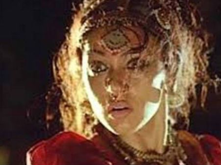 വിടമാട്ടേ... വിടമാട്ടേ, ദുര്‍ഗ സത്യം അറിയുന്നത് ഇപ്പോഴാണോ? അവരല്ലേ ശബ്ദം കൊടുത്തത്..