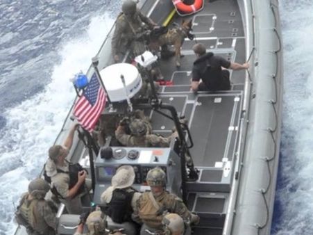 അതിക്രമിച്ച് കയറിയ 2 അമേരിയ്ക്കന്‍ നാവിക ബോട്ടുകള്‍ ഇറാന്‍ പിടിച്ചെടുത്തു; 10 നാവികര്‍ കസ്റ്റഡിയില്‍