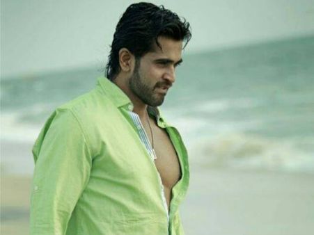 ഹെല്‍മെറ്റില്ല, ക്രിക്കറ്റ് കളിക്കുന്നതിനിടെ സിനിമാ താരത്തിന് പരിക്ക്