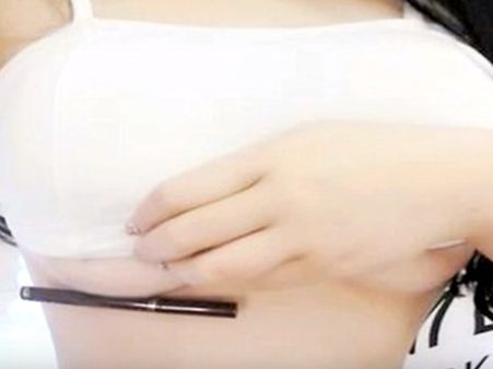 സ്തനത്തില്‍ പേന തിരുകി ഫോട്ടോ പോസ്റ്റ് ചെയ്യുന്നു, ചൈനീസ് സുന്ദരിമാരുടെ പുതിയ ട്രെന്‍ഡ് വെരി ഹോട്ട്!