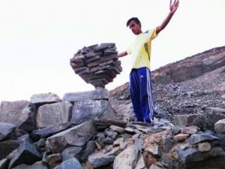 റോക്ക് ബാലന്‍സിംഗ്, അസാധ്യം അതിമനോഹരം ഈ 19കാരന്‍റെ കഴിവുകള്‍ !