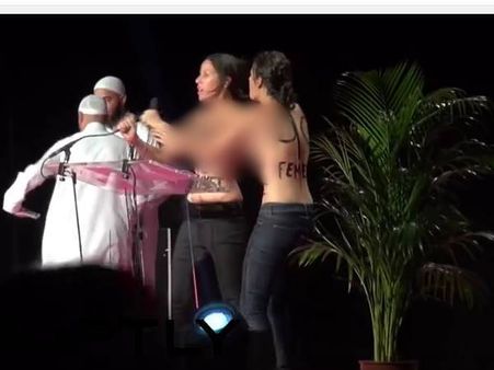 മുസ്ലീം മതപണ്ഡിതരുടെ വേദിയില്‍ 'ടോപ്‌ ലെസ്' പ്രതിഷേധം... അതും മുസ്ലീം സ്ത്രീകള്‍ വക!!! വീഡിയോ