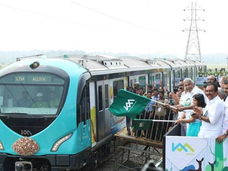 കൊച്ചി മെട്രോ... അങ്ങനെ ഓടിത്തുടങ്ങി; 'പരീക്ഷണം' തീരാന്‍ ഇനിയും ഒരുമാസം!!!