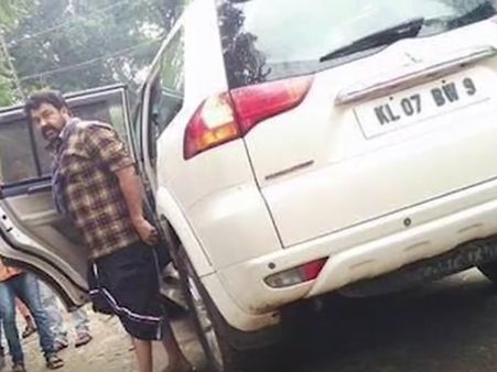 ഷൂട്ടിങിനു പുറപ്പെട്ട മോഹന്‍ലാലിന്റെ കാര്‍ അപകടത്തില്‍പ്പെട്ടു