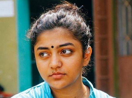 24മണിക്കൂറിനുള്ളില്‍ വാര്‍ത്ത പിന്‍വലിക്കണം, മനോരമയ്‌ക്കെതിരെ അരുന്ധതി