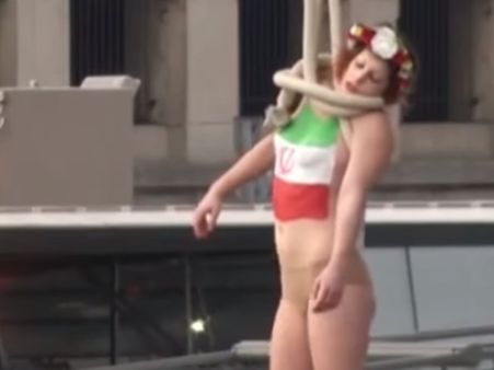 മാറു മറയ്ക്കാതെ പ്രതിഷേധം; യുവതി പാരീസ് ബ്രിഡ്ജില്‍ തൂങ്ങി