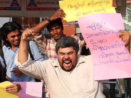 'ഡിങ്കമതത്തിനും വികാരമുണ്ട്', സിനിമ ഉപേക്ഷിച്ച് ദിലീപ് മാപ്പ് പറയുക, ദേ പുട്ടുകടയിലും പ്രതിഷേധം