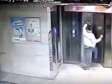 സിനിമാ സ്‌റ്റൈല്‍ പ്രകടനം: എസ്‌കലേറ്റര്‍ വാതില്‍ ചവിട്ടി തുറന്ന യുവാവിന് സംഭവിച്ചത് , ഇതാ കാണൂ..