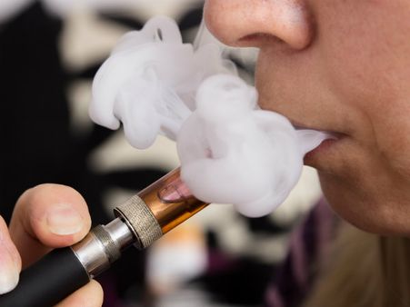 ഇ-സിഗരറ്റ് വായില്‍ വച്ച് പൊട്ടിത്തെറിച്ചു, യുവാവിന് പല്ലുകള്‍ നഷ്ടമായി, മുഖം വികൃതമായി