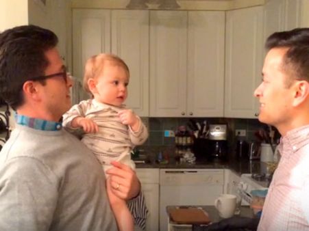 കുഞ്ഞുവാവയുടെ 'കണ്‍ഫ്യൂഷന്‍' സോഷ്യല്‍ മീഡിയയെ ചിരിപ്പിച്ച് കൊല്ലുന്നു, മനസ് നിറയ്ക്കുന്ന ഒരു വീഡിയോ