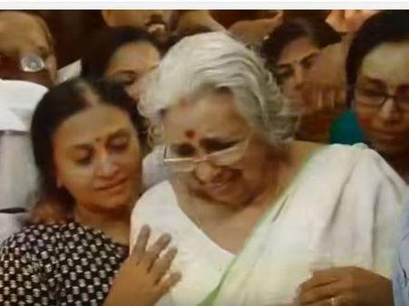 ഒഎന്‍വിക്ക് നാടിന്റെ പ്രണാമം, ആദരാഞ്ജലി അര്‍പ്പിച്ച് ആയിരങ്ങള്‍