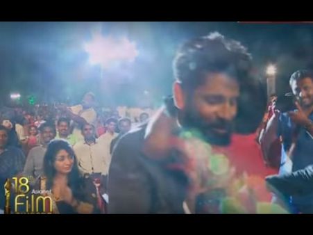 ആരാധകനെ കെട്ടിപ്പിടിച്ച് വിക്രമിന്റെ സെല്‍ഫി, കണ്ട് പഠിക്കുമോ മലയാളി താരങ്ങള്‍?