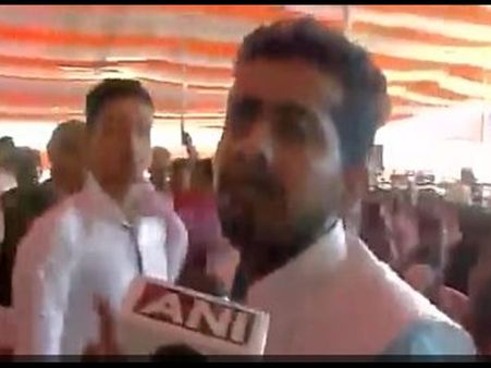 മോദിയുടെ ചടങ്ങില്‍ മുദ്രാവാക്യം വിളിച്ച യുവാവിന് മര്‍ദ്ദനം,സര്‍ക്കാര്‍ വായടപ്പിക്കുന്നതിന് പിന്നില്‍