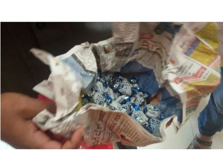 കര്‍ണ്ണാടക മുഖ്യമന്ത്രിയ്ക്ക് നേരെ പൊതി ചുരുട്ടി എറിഞ്ഞു, തുറന്ന് നോക്കിയ പോലീസുകാര്‍ ഞെട്ടി!!