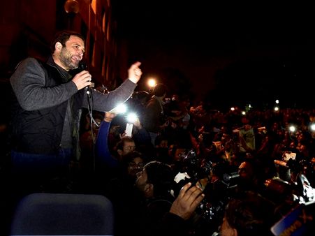 കോണ്‍ഗ്രസ് നേതാക്കളായ ആനന്ദ് ശര്‍മ്മയ്ക്കും രാഗുല്‍ ഗാന്ധിക്കുംനേരെ ആക്രമണം