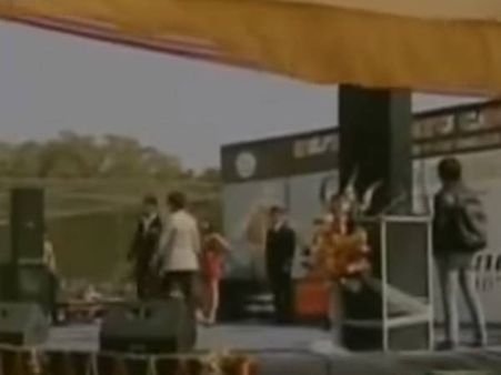 ഫാഷന്‍ ഷോയ്ക്കിടെ മത്സരാര്‍ത്ഥിയുടെ ദേഹത്ത് കൂറ്റന്‍ സ്‌റ്റേജ് തകര്‍ന്നുവീണു, വീഡിയോ കാണൂ