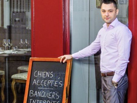 ബാങ്ക് ഉദ്യോഗസ്ഥര്‍ക്ക് ഈ റസ്‌റ്റോറന്റിലേക്ക് പ്രവേശനമില്ല, പകരം പട്ടികള്‍ക്ക് കയറാം!!