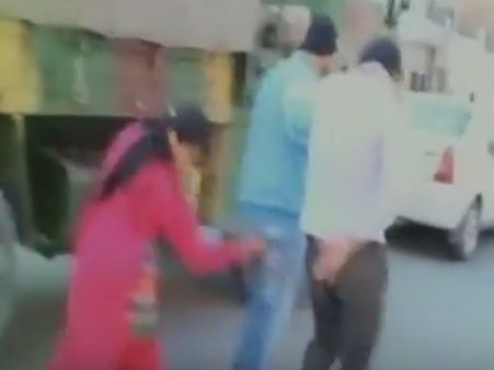 ഗ്യാസ് ബുക്ക് ചെയ്യാന്‍ 'ഒരു രാത്രി' ചോദിച്ച ഏജന്റിനെ യുവതി തല്ലി...വീഡിയോ കാണൂ..