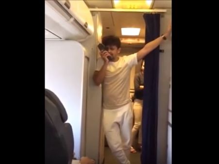 വിമാനത്തില്‍ സോനു നിഗത്തിന്റെ ഗാനമേള, അഞ്ച് എയര്‍ഹോസ്റ്റ്സുമാര്‍ക്ക്‌ സസ്‌പെന്‍ഷന്‍