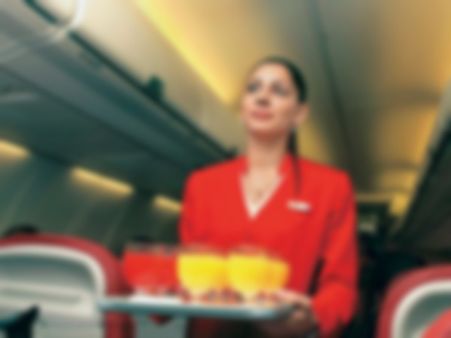 ഫ്‌ളൈറ്റില്‍ മാത്രമല്ല ട്രെയിനുകളിലും ഇനി ഹോസ്റ്റസുമാര്‍