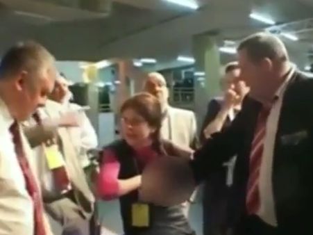 മുലപ്പാല്‍ തെറിപ്പിച്ച് പ്രതിഷേധം രേഖപ്പെടുത്തുന്ന യുവതി, വൈറല്‍ വീഡിയോ കാണൂ