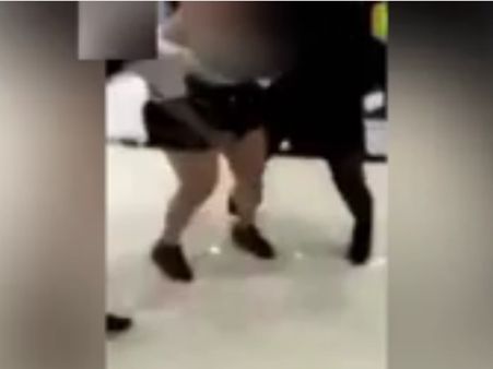 പെണ്‍കുട്ടിയെ യുവതികള്‍ചേര്‍ന്ന് നഗ്നയാക്കി മര്‍ദ്ദിക്കുന്ന വീഡിയോ വൈറല്‍