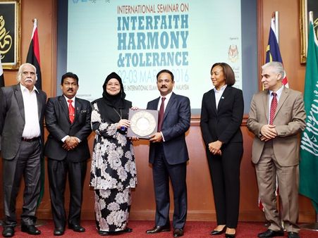 മലേഷ്യന്‍ അന്താരാഷ്ട്ര പുരസ്‌കാരം ഡോ സിദ്ദീഖ് അഹമ്മദ് ഏറ്റുവാങ്ങി