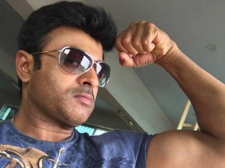 ഷൂട്ടിംഗിനിടെ റിയാസ് ഖാന് നേരെ ചീമുട്ടയേറ്: താരത്തോട് ഇത്ര കലിപ്പ് വരാന്‍?