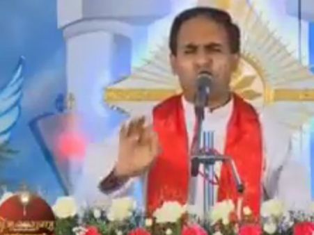 പെണ്‍കുട്ടികളെ സദാചാരം പഠിപ്പിച്ച വൈദികനെ വലിച്ചൊട്ടിച്ച് സോഷ്യല്‍ മീഡിയ!