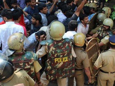 ഒടുവില്‍ പൊലീസ് തിരുത്തി; 'ഡൗണ്‍ ഡൗണ്‍ ഹിന്ദുത്വ' എന്നത് ഹിന്ദുസ്ഥാന്‍ എന്ന് തെറ്റിദ്ധരിച്ചു