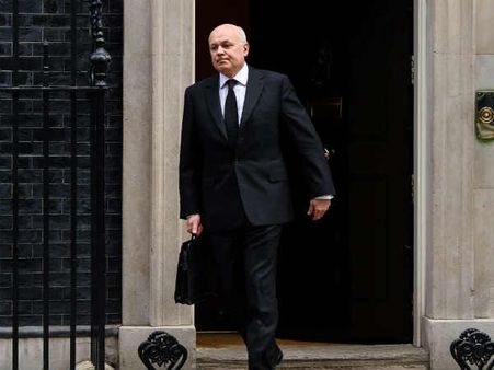 അവശരരുടെ ആനുകൂല്യം നിഷേധിച്ചു; വര്‍ക്ക് ആന്‍റ് പെന്‍ഷന്‍ സെക്രട്ടറി രാജിവെച്ചു