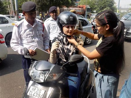 ഹെല്‍മറ്റ് വെക്കാത്ത 2 പെണ്‍കുട്ടികള്‍ക്ക് കിട്ടിയത് എട്ടിന്റെയല്ല, പതിമൂന്നിന്റെ പണി.. കാണൂ...!