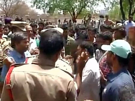 രോഹിത് വെമുലയുടെ ആത്മഹത്യ, വിസിയുടെ വീടും ഓഫീസും വിദ്യാര്‍ത്ഥികള്‍ അടിച്ചുതകര്‍ത്തു